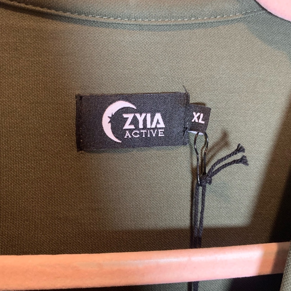 NWT Zyia Active Army Cutsie Shawl. Size XL. - Picture 4 of 10